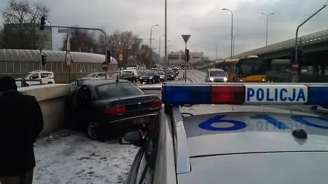 Wjechał na czerwonym. Rozbił się na wyjeździe z tunelu