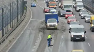 Na jezdnię wylał się beton