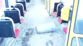 Ktoś wrzucił do tramwaju kosz