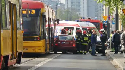 Zderzenie auta i tramwaju na Woli. "Podróżowała kobieta w ciąży"