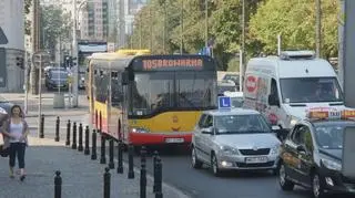 Manifestacja blokuje ulicę