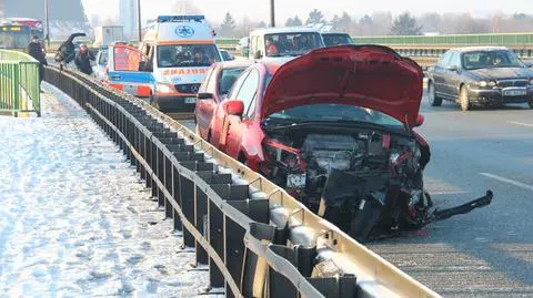 Trasa Siekierkowska: citroen wjechał w barierki