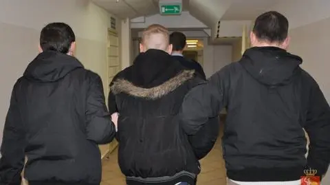 Oszukiwali w całej Polsce. O świcie zapukała do nich policja
