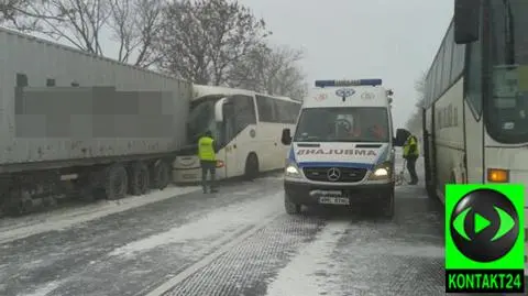 Autobus wjechał w tira. Na drodze z Warszawy do Olsztyna