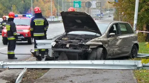 Wisłostrada: fiat wpadł na bariery. Jedna osoba ranna