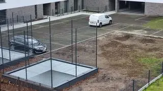 Na wizualizacjach było zazielenione patio z kwietnikiem, w rzeczywistości jest parking