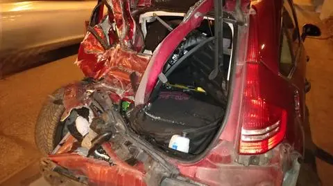 "Samochód ciężarowy wjechał w tył osobowego". Jedna osoba ranna