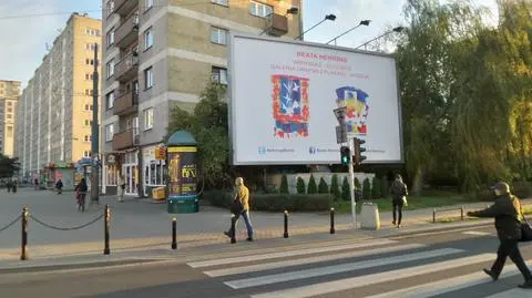 Zdjęli reklamę butów, powiesili inną. Wszystko na nielegalnym nośniku