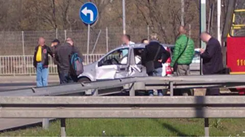 Fiat zderzył się z tramwajem.  Dwie osoby ranne