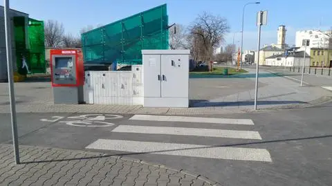 "Skrzynkoza się szerzy". Z przejścia dla pieszych wprost na przeszkody