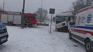 Zderzenie autobusu miejskiego i ciężarówki