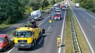 Ciężarówka wjechała w auto drogowców