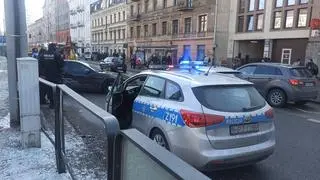 Bmw uderzyło w bariery przy przystanku