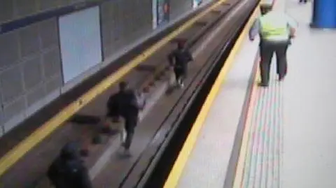 To grafficiarz z Hiszpanii wstrzymał warszawskie metro