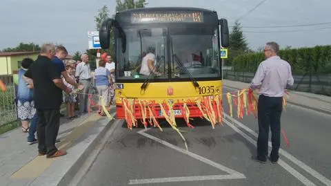 Balony, konfetti i "sto lat". Tak mieszkańcy Ursynowa witali... autobus