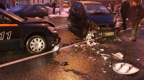 Wypadek na Powiślu. Cztery rozbite auta, dwie kobiety w szpitalu
