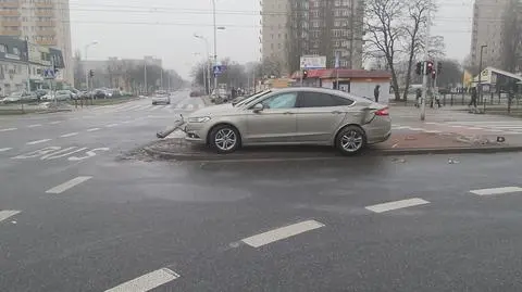 Zderzenie na Targówku. Skosił słup, "zaparkował" na wysepce