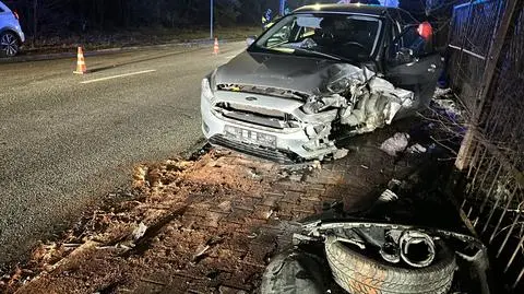 "Ford i mercedes zderzyły się czołowo. Jeden z tych pojazdów uderzył jeszcze w kię"