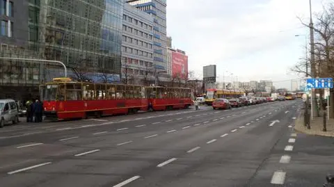 Korek tramwajowy na Marszałkowskiej. Zderzenie "15" z citroenem