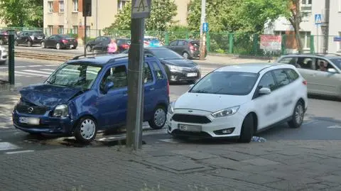 Kolizja na Woli. Jedno auto straciło koło