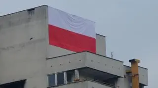 Polska flaga wisi na budynku na Mokotowie