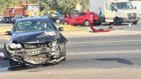 Zderzenie trzech aut na Mokotowie. "Mnóstwo odłamków na ulicy"