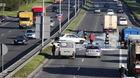 Peugeot "koziołkował" na Wisłostradzie