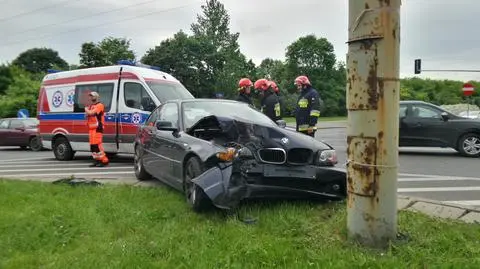 BMW uderzyło w latarnię na Mokotowie