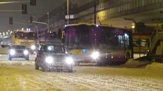 Autobus miejski utknął na Broniewskiego