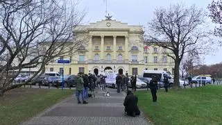 Obywatele RP odczytują wyroki ws. wolności zgromadzeń