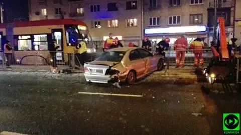 Kolizja mercedesa i mitsubishi na Grochowskiej