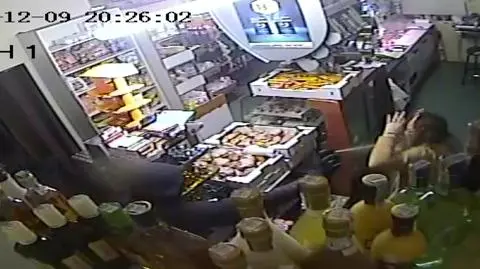 W 30 sekund obrabowali sklep. Grozili sprzedawczyni, powalili ją, psikali gazem