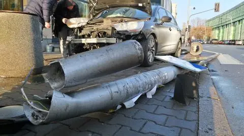 Nie działa sygnalizacja. Saab uderzył w citroena, a ten skosił słup