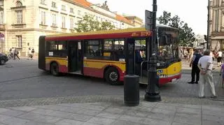 Rowerzysta pod kołami autobusu