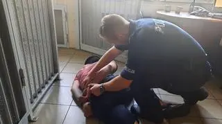 Policjant z zatrzymanym mężczyzną