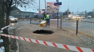 Potężna wyrwa w chodniku