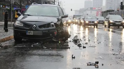 Lexus wjechał w renault. Trzy osoby ranne