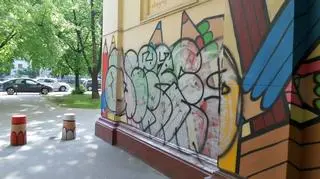 Zniszczony mural Korczaka na Muranowie