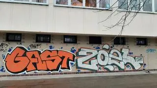 Szklany Dom pomazany graffiti