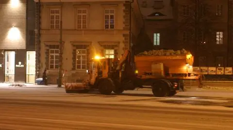 Zimna noc, na ulicach ślisko