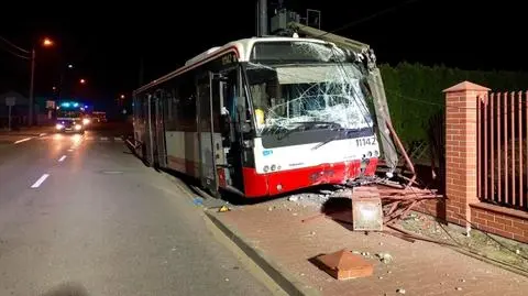 "Uderzał kierowcę w głowę". Pasażer z zarzutami w areszcie