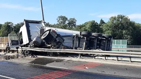 Tir przebił bariery w alei Prymasa Tysiąclecia. Utrudnienia na trasie i... na torach kolejowych 
