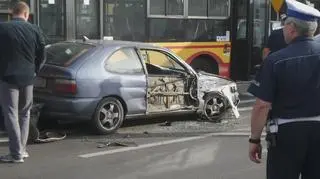 Zakleszczył się między autobusami