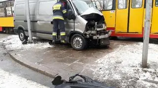 Zderzenie tramwaju i samochodu dostawczego