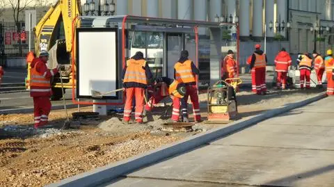 Jest niedziela, ale praca wre. Stawiają wiaty na pl. Bankowym