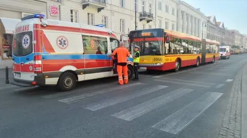 Autobus uderzył w rower. "Dwie osoby trafiły do szpitala"