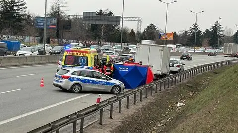 Kierowca zasłabł i wjechał w barierki na S8. Nie udało się go uratować 