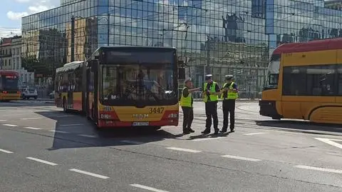 Zderzenie autobusu z samochodem na placu Bankowym. "Pasażerka trafiła do szpitala"