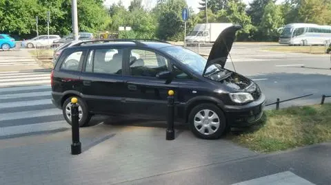 Zatrzymał się przed przejściem, uderzyło w niego inne auto. Piesza została ranna