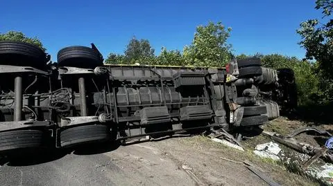 Droga zablokowana, trzy osoby w szpitalu 